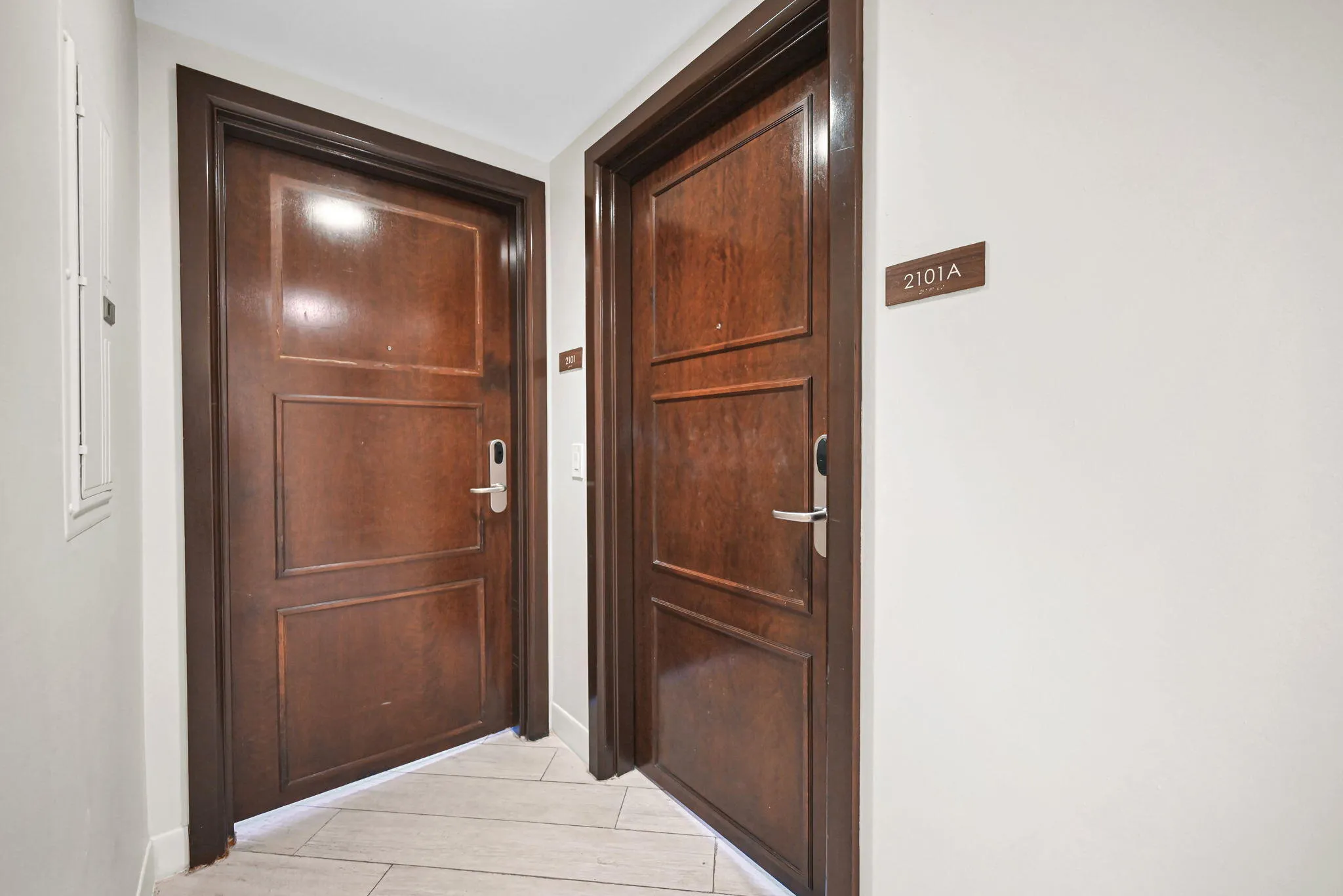 Private corner Entry