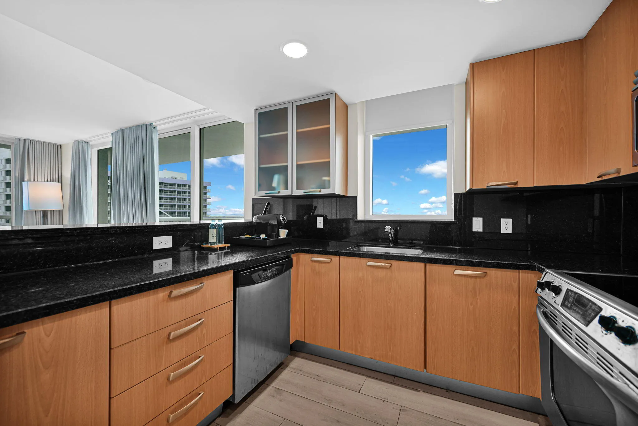 Open Kitchen w/ snack bar