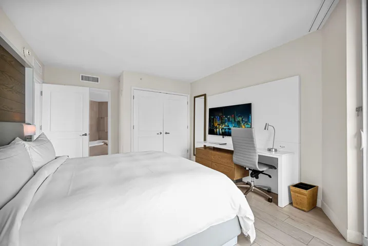 Main Bedroom w/ King Bed