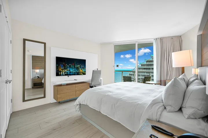 Main Bedroom w/ King Bed