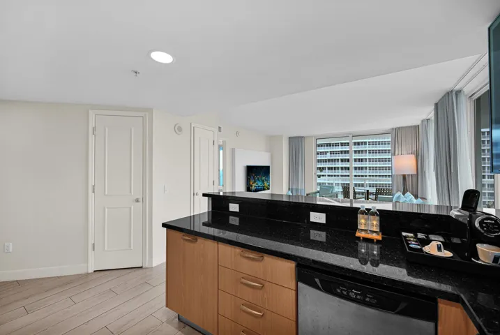 Open Kitchen w/ snack bar
