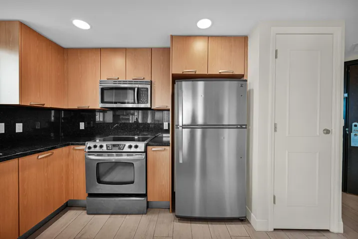 Open Kitchen w/ snack bar