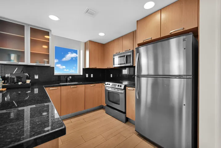 Open Kitchen w/ snack bar