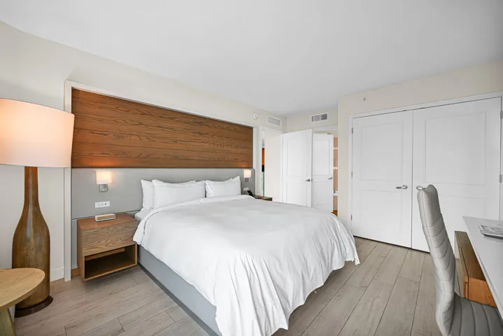 Main Bedroom w/ King Bed