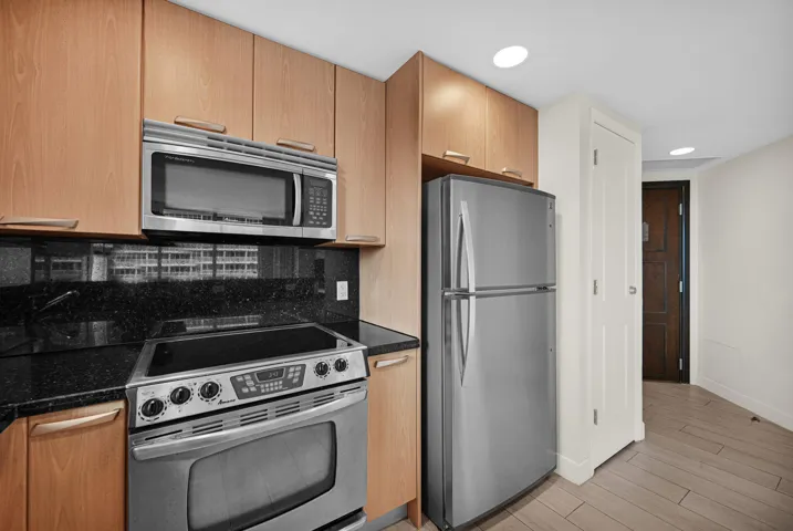 Open Kitchen w/ snack bar