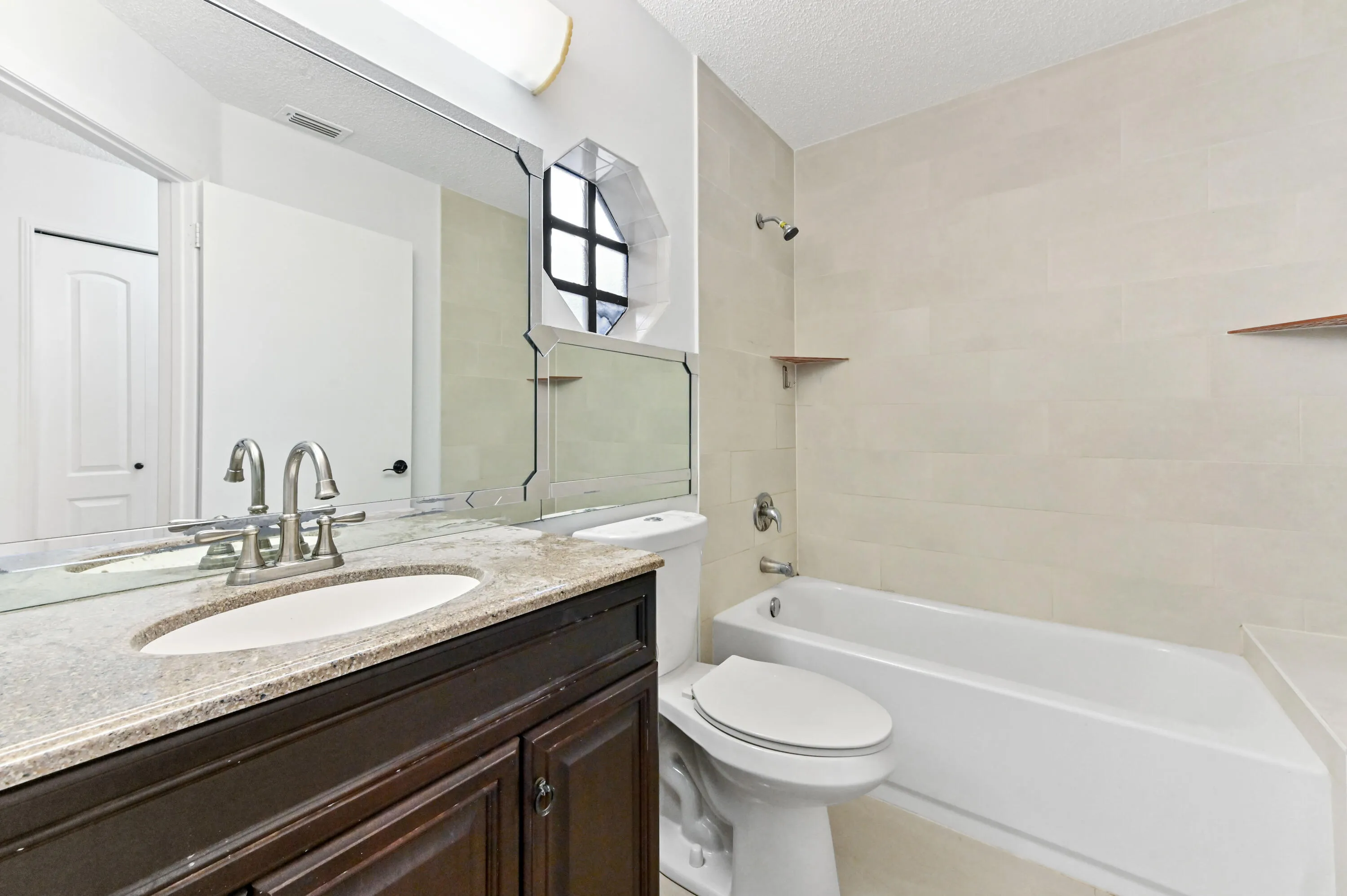 19 bathroom 02