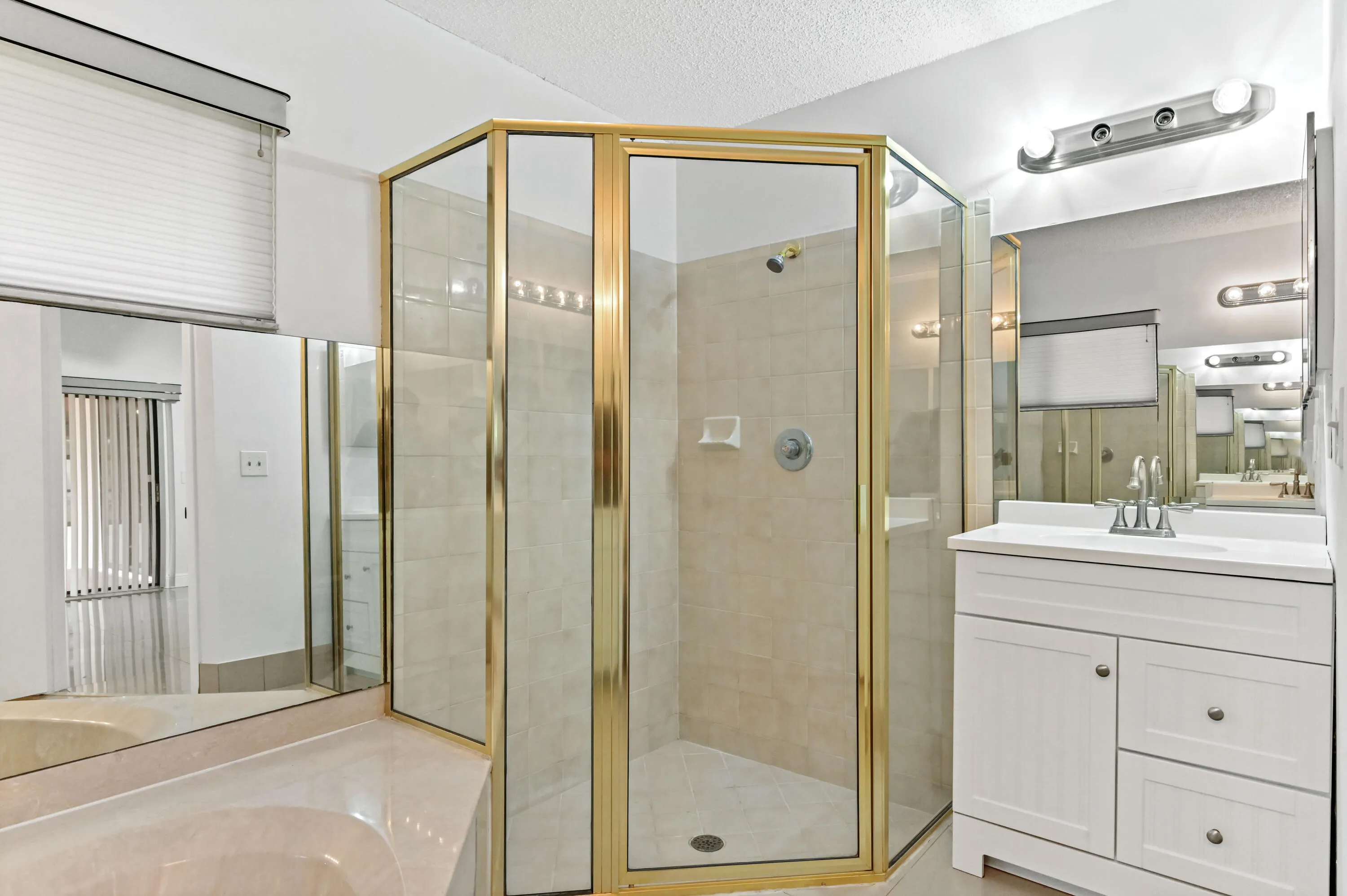 26 bathroom 02