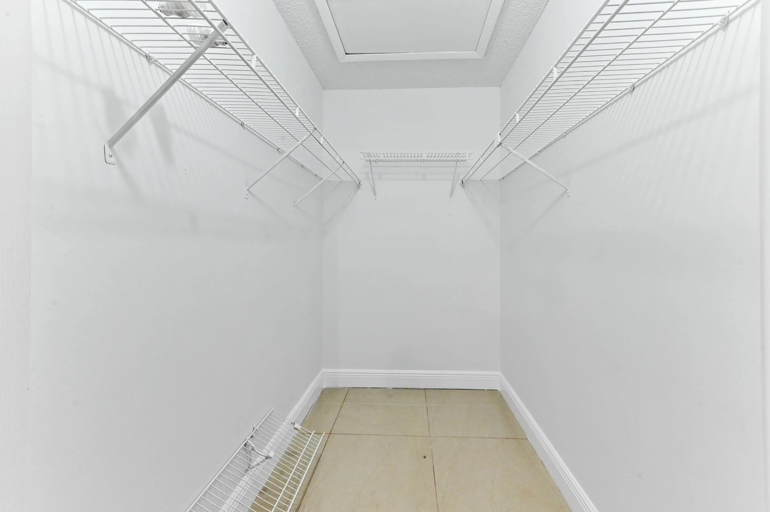 24 closet 01