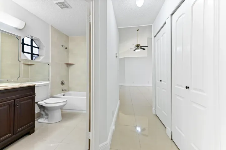 18 bathroom 01