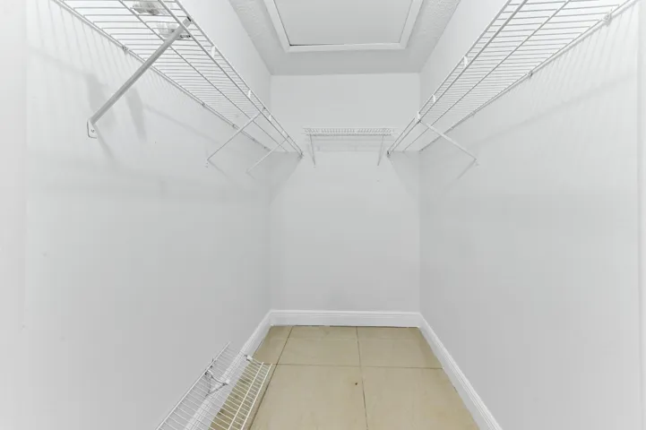 24 closet 01