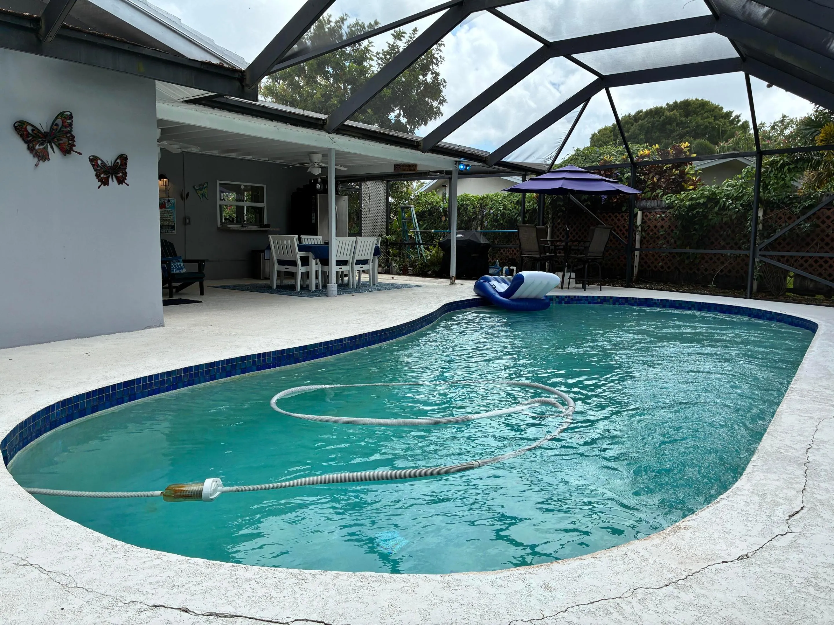 Self-cleaning pool