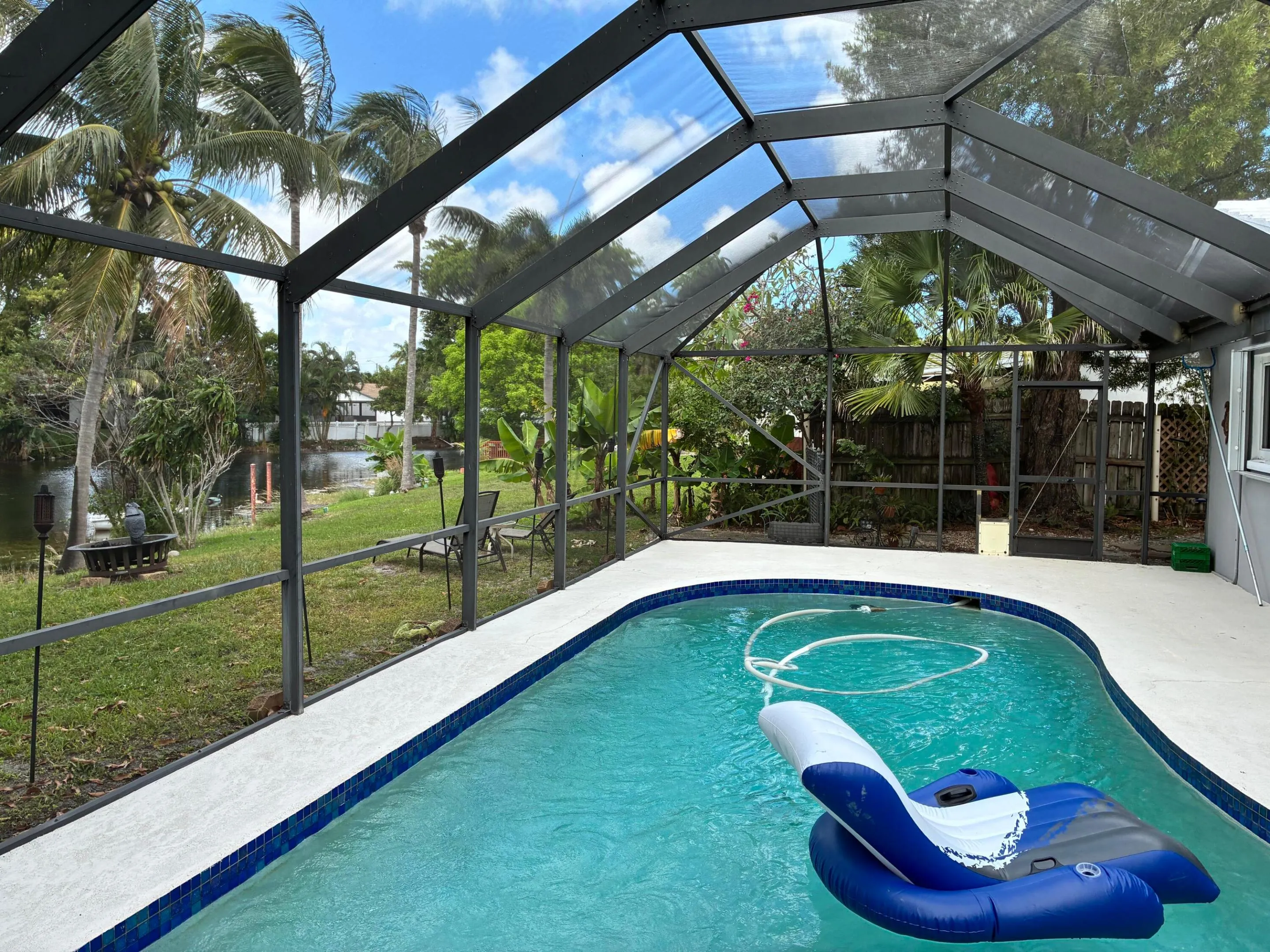 Self cleaning pool system