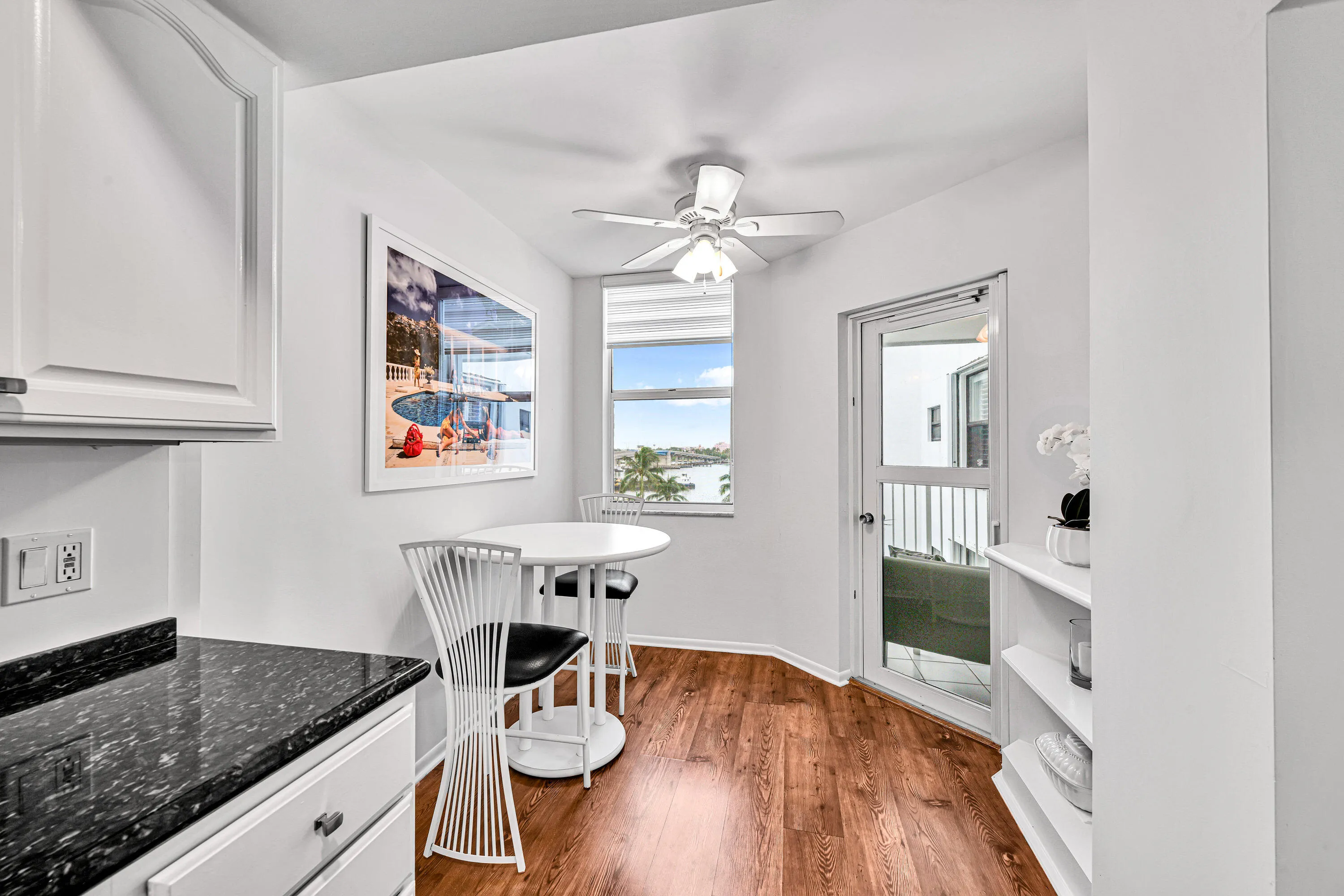 eat-in kitchen