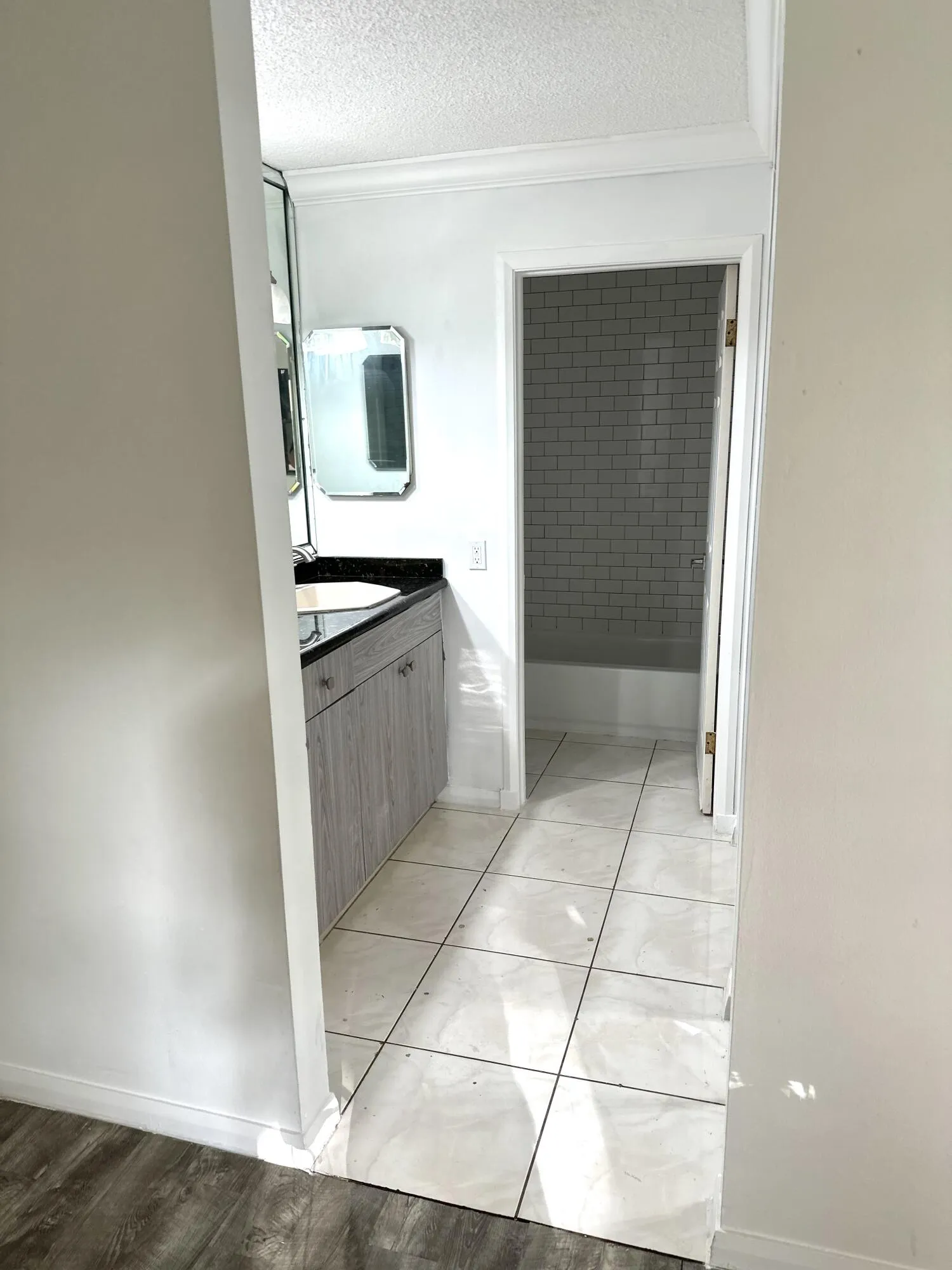 Primary tub/shower