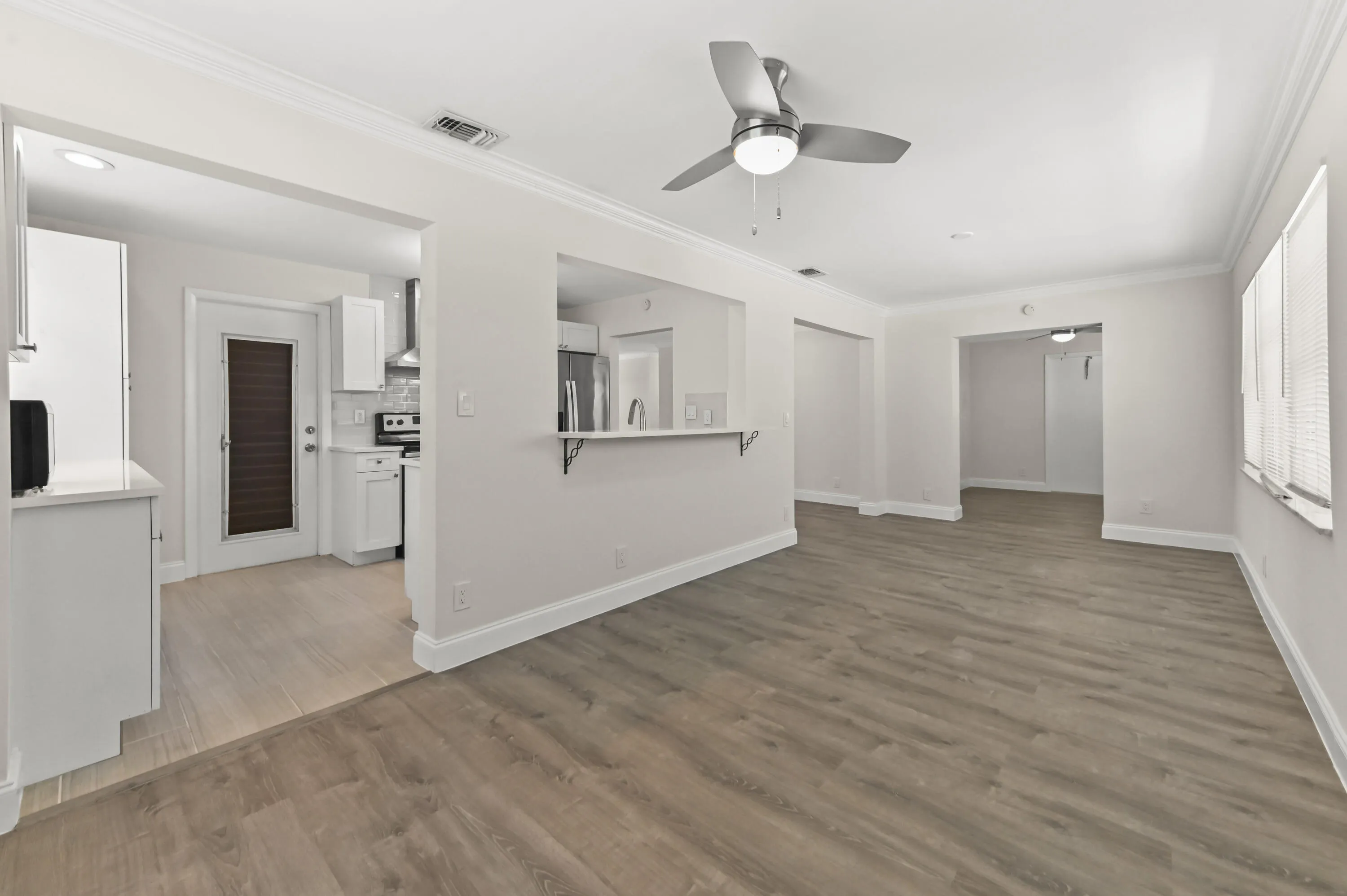 15 Family Room 01