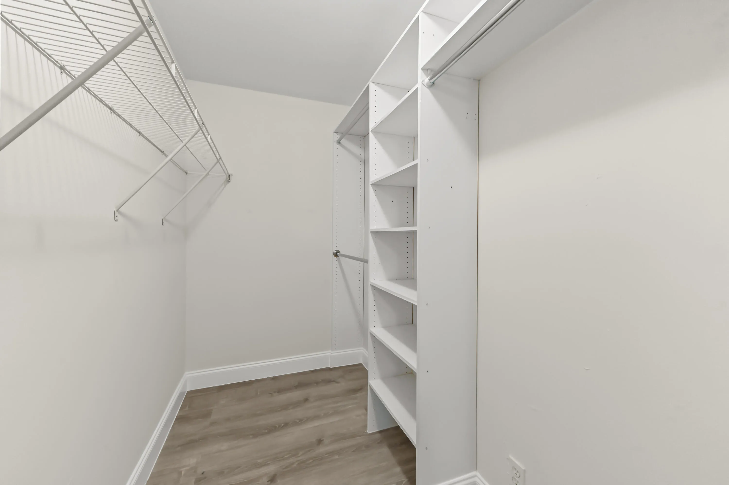 29 Closet 01