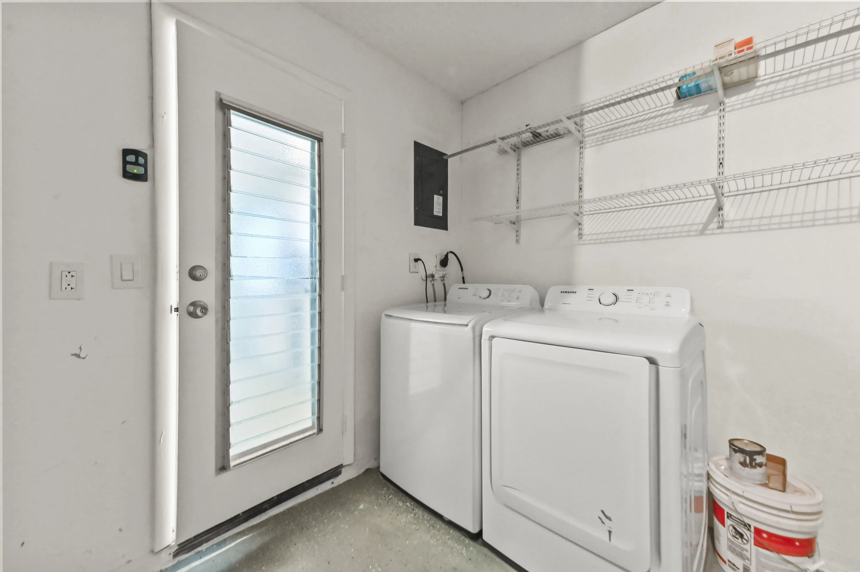 18 Laundry Room 01