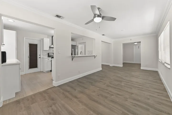 15 Family Room 01