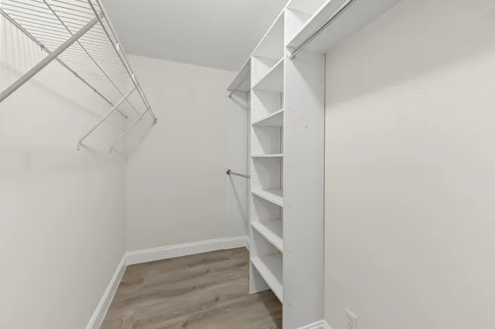 29 Closet 01