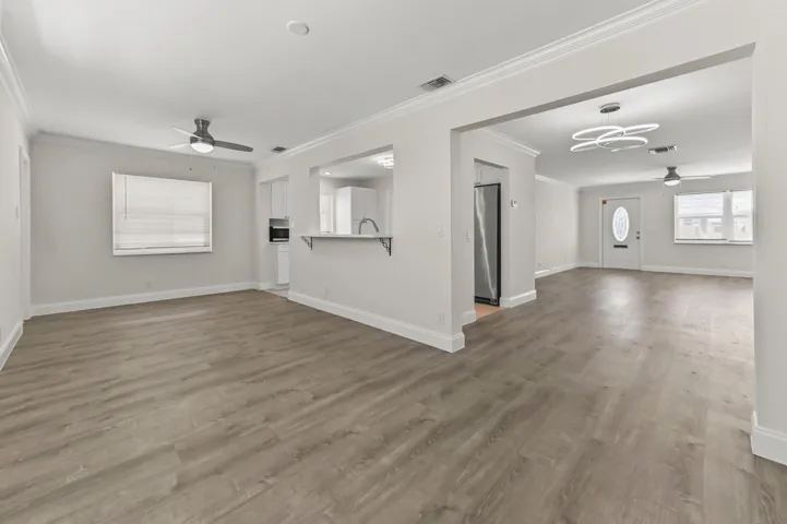 16 Family Room 02
