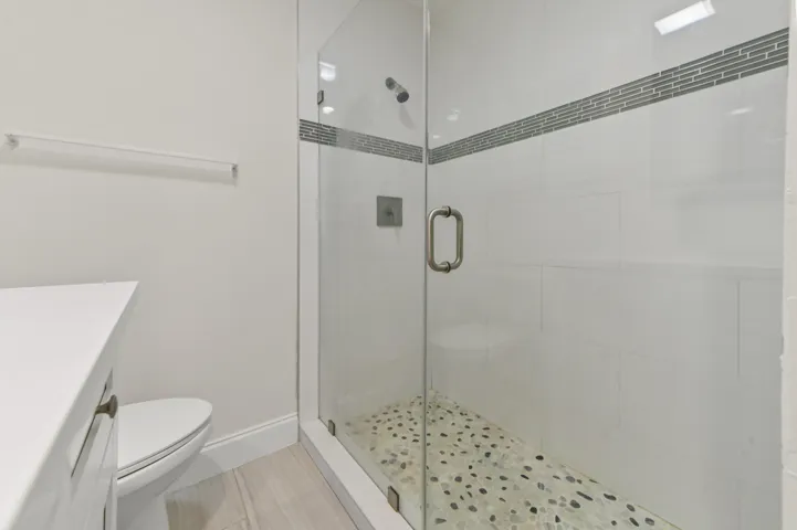 28 Bathroom 04