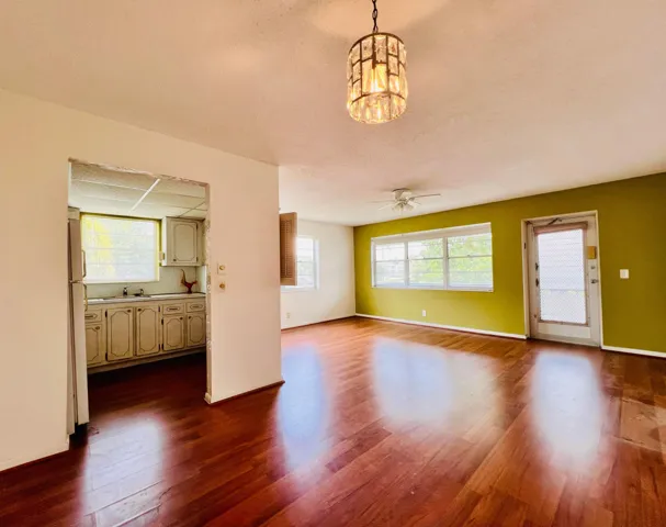 Cheerful CORNER in 55+ Century Village! 1/1.5 Second Floor Corner With Gleaming Wood Look Laminate Flooring Throughout!