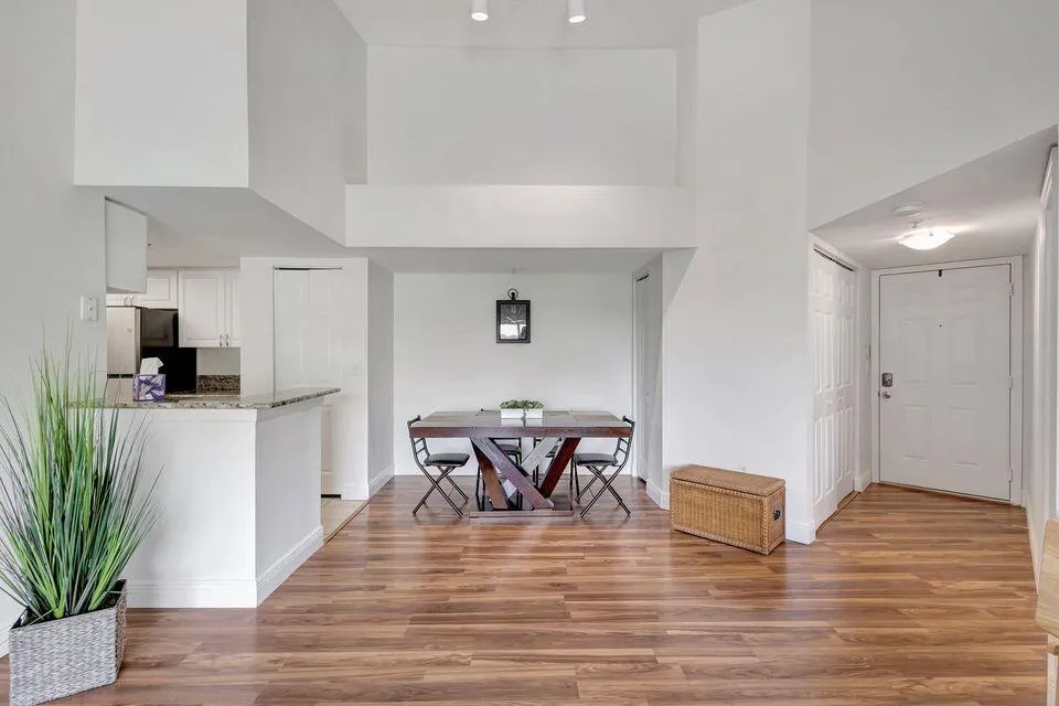 07 Living Room 01