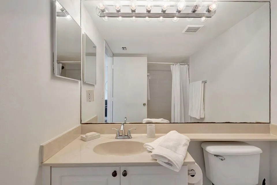 25 2nd Bathroom 02