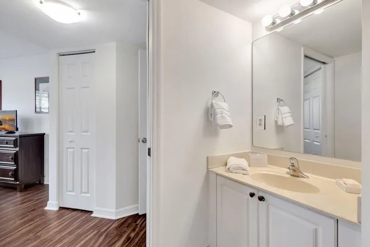 18 Master Bedroom 02