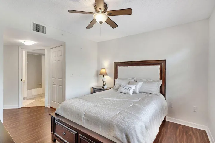 15 Master Bedroom 01