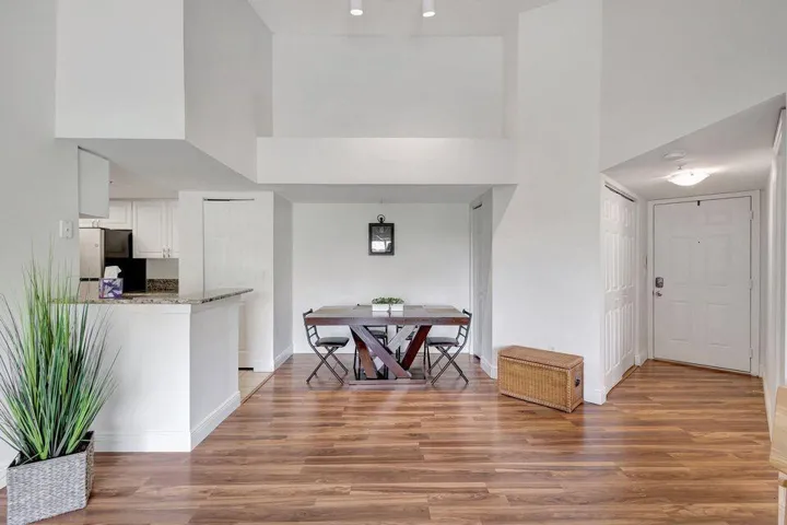 07 Living Room 01