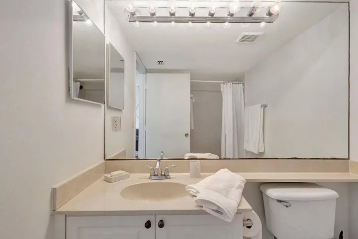 25 2nd Bathroom 02