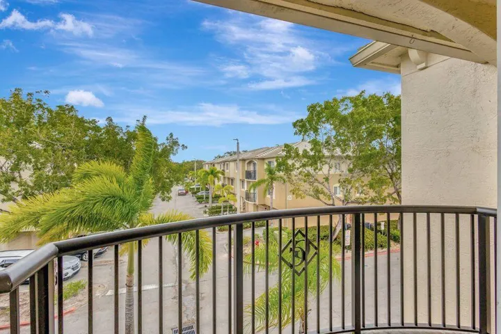 29 Balcony 01