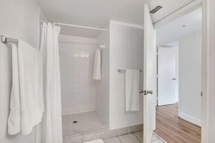 27 2nd Bathroom 01