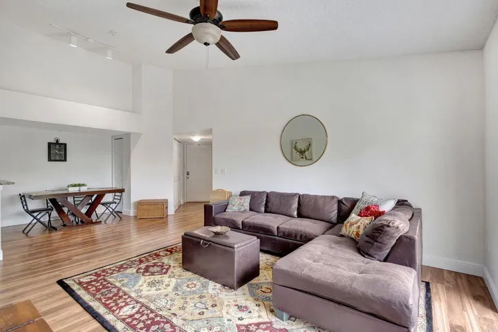 07 Living Room 01