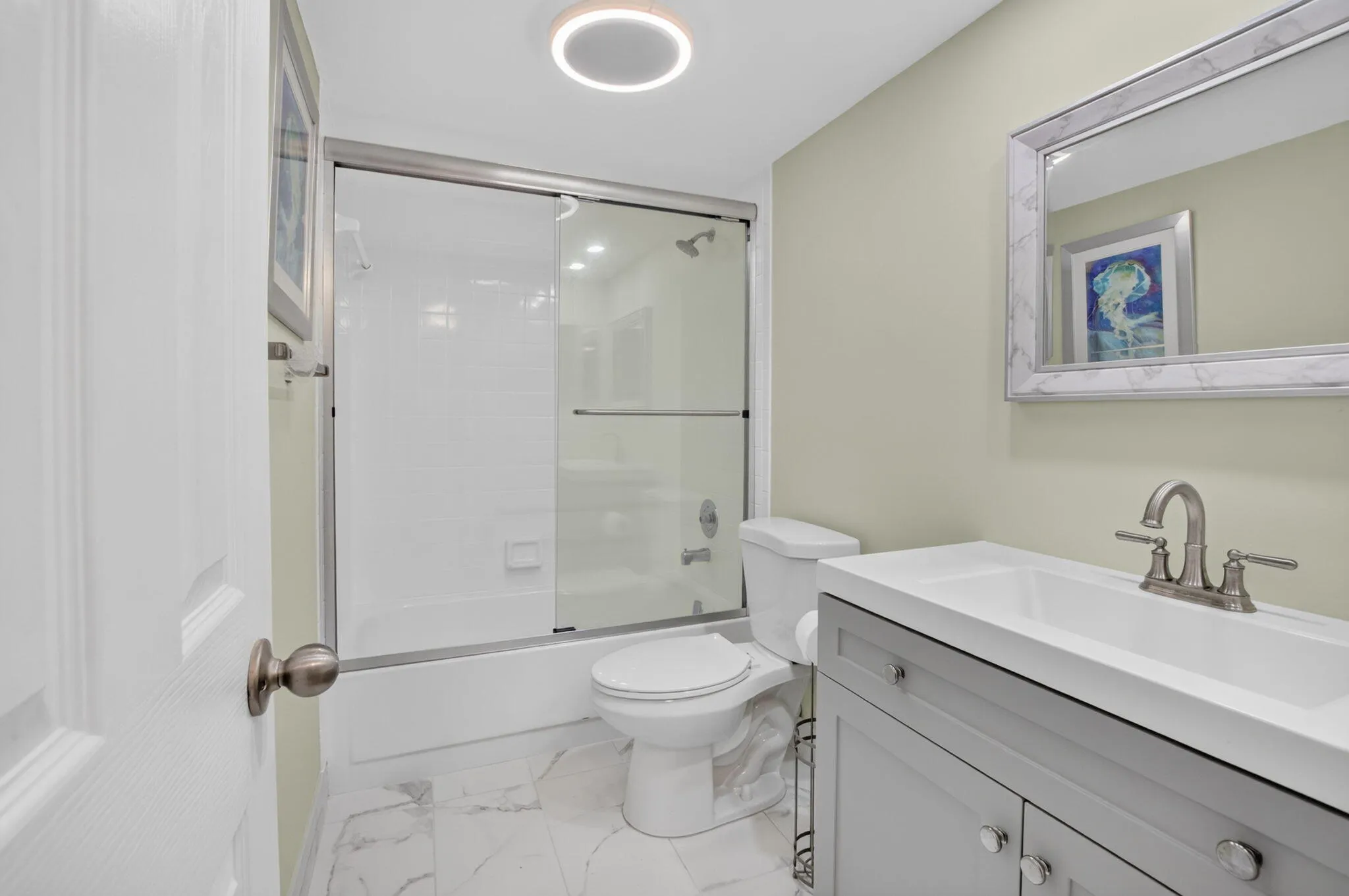 Featuring Tub/Shower Combo