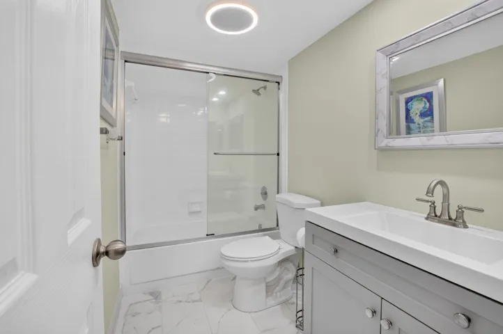 Featuring Tub/Shower Combo