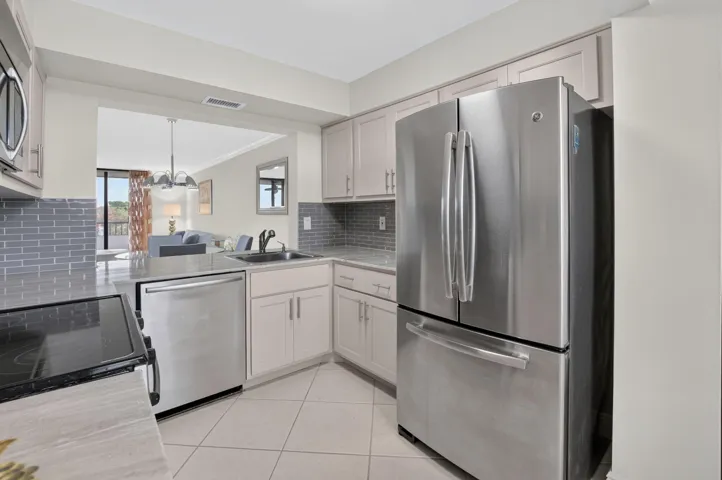 Beautiful Newer Kitchen