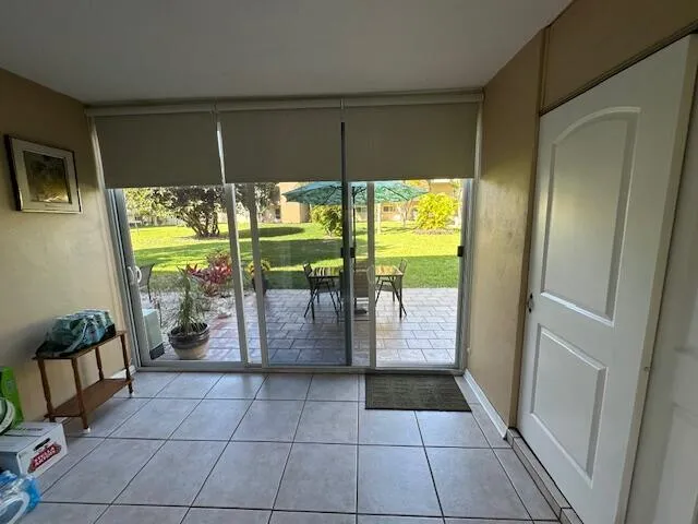 2615 NE 3rd Ct 112-Glass Patio