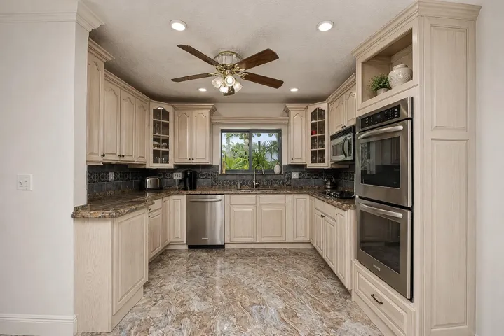 NOTE THE CABINET AROUND DOUBLE OVEN IS PHOTOSHOPPED, a custom cabinet will be installed at a later date.