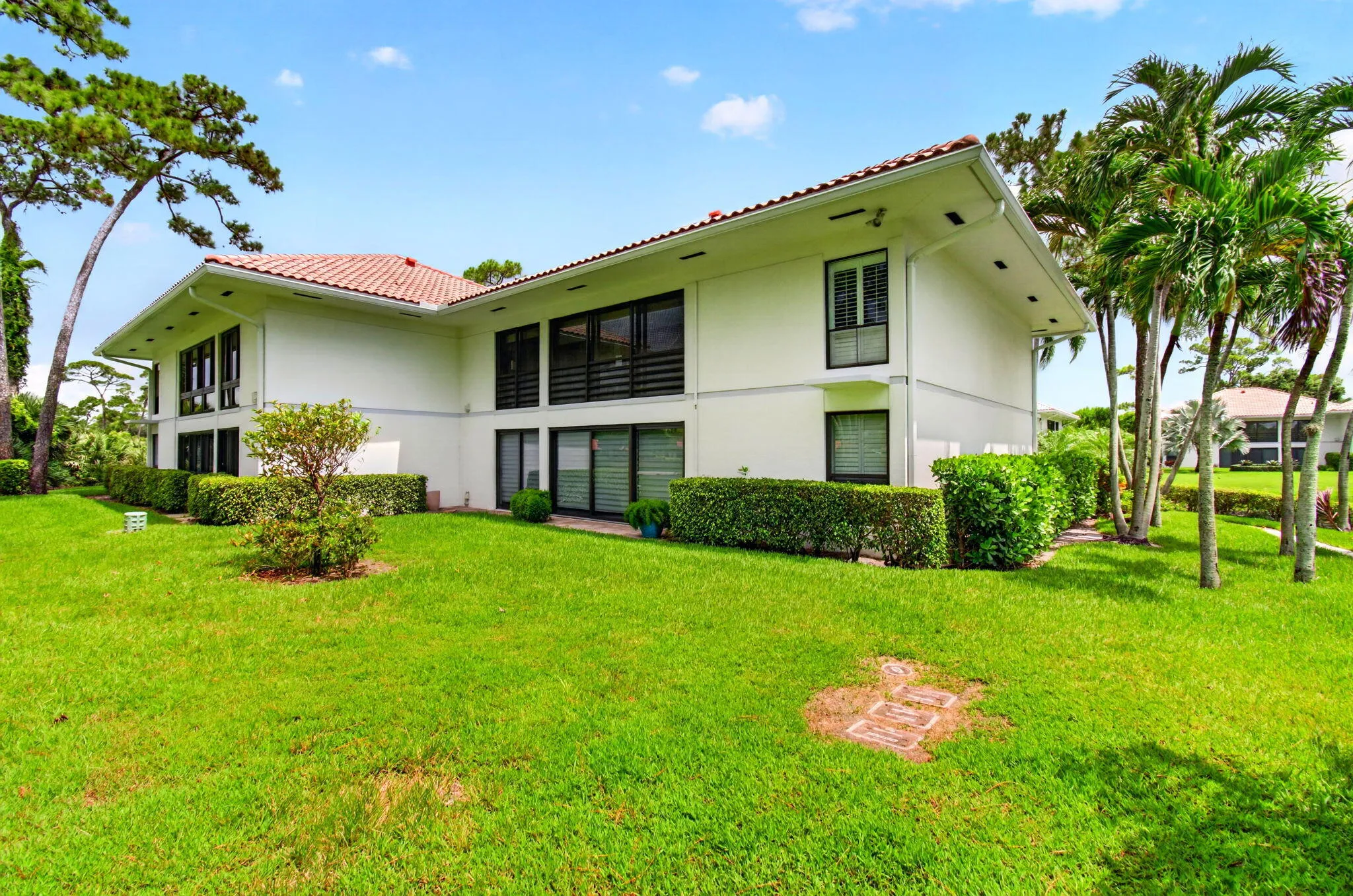 END UNIT WITH PANORAMIC VIEWS