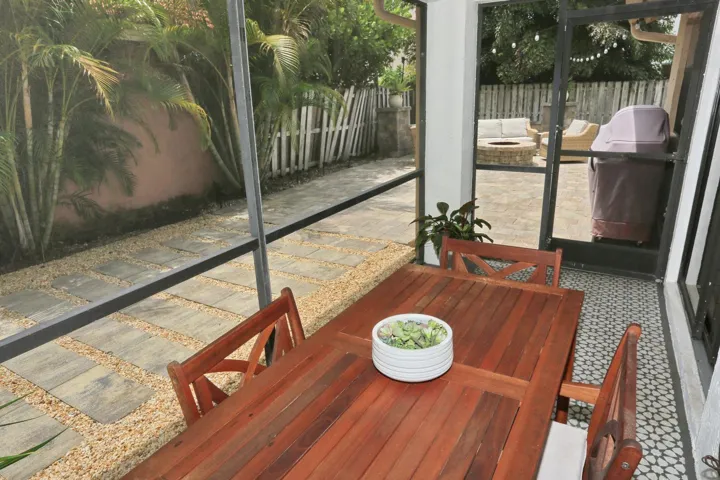 037-037-Screened In Patio-1500x1000