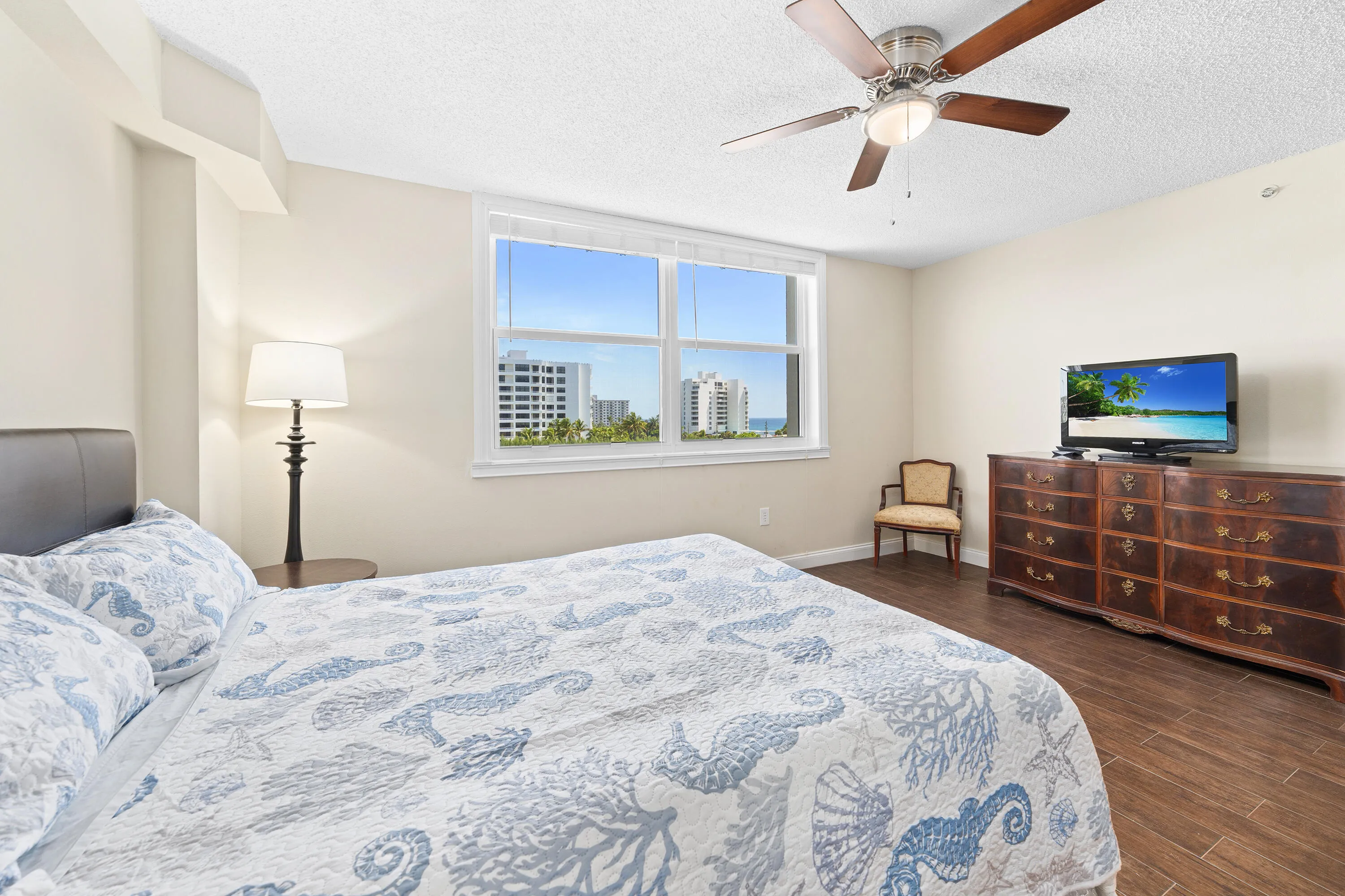 Primary suite w/ 2 closets
