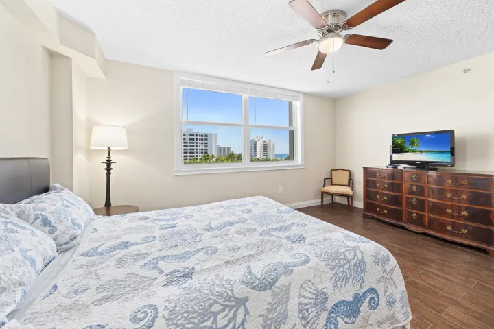 Primary suite w/ 2 closets