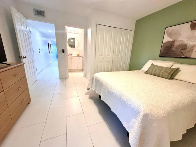 Bedroom / Bathroom