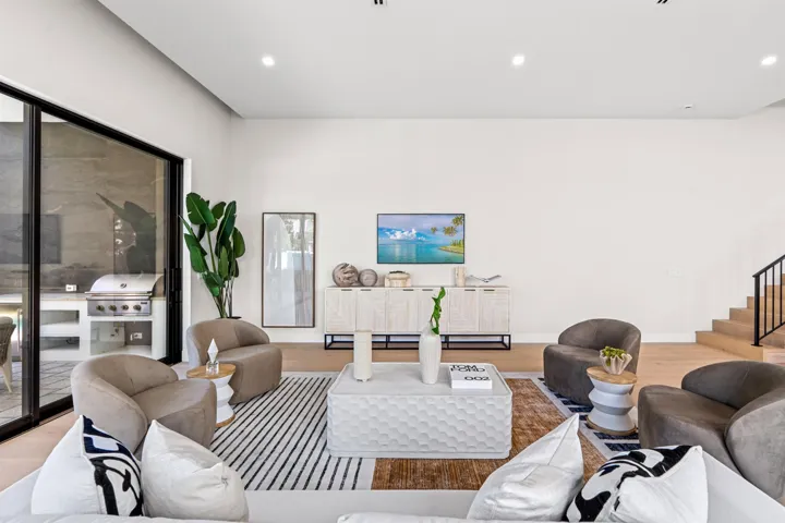 LIVING_ROOM_STRAIGHT_RT
