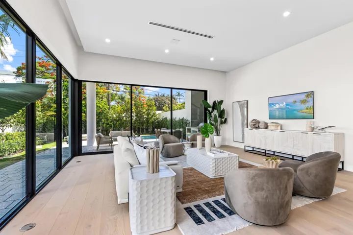 LIVING_ROOM_ANGLE_RIGHT_RT