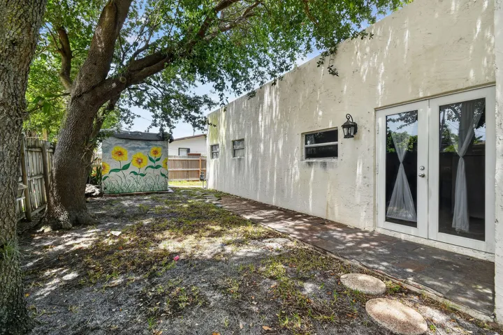 1005SelkirkSt(37)