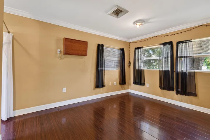 1005SelkirkSt(10)