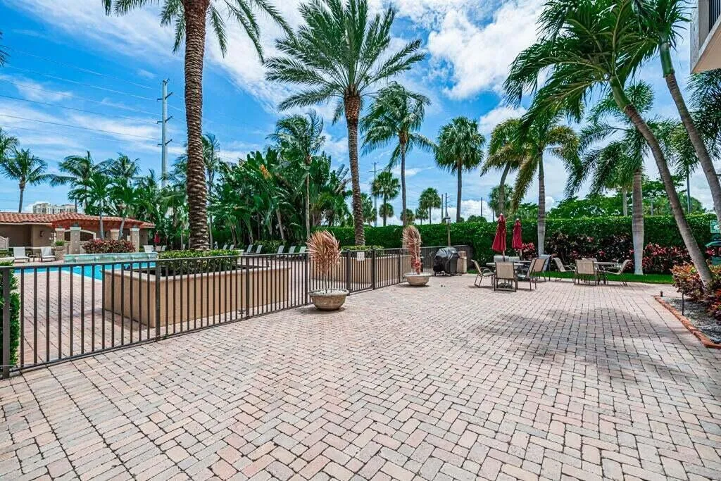 1112 Pool - BBQ area